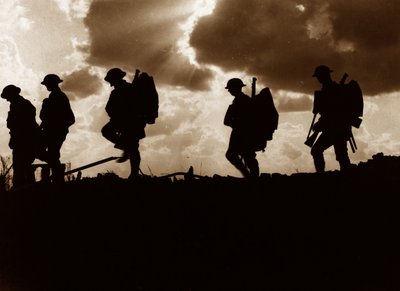 Hombres del 8º Batallón, Regimiento de East Yorkshire, yendo a la línea cerca de Frezenberg durante la Tercera Batalla de Ypres, 5 de octubre de 1917 de Ernest Brooks